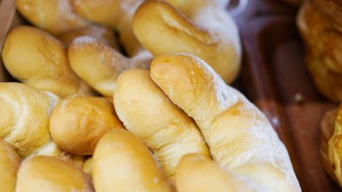 Fırından taze çörekler. Ekmekli taşıyıcı. Ekmek pişiriyorum. Fırında beyaz ekmek. Sıcak çörekler. Şekerleme. fırın ürünleri