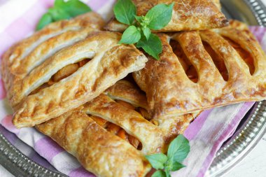 Elmalı ve nane aromalı lezzetli dutlu börek.