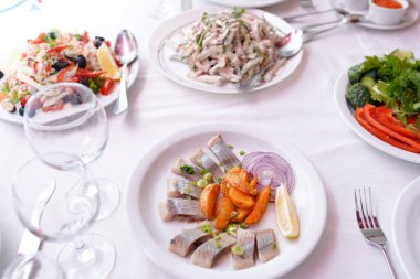 Kızarmış patates, kırmızı soğan ve limonlu ringa balığı. Üst görünüm