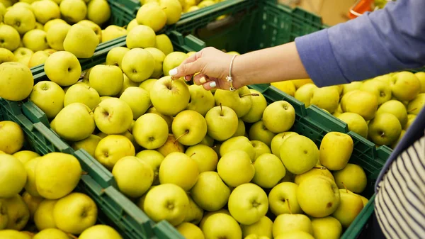 Vrouwelijke Hand Kiest Groene Appels Winkel Consumentisme Koopconcept — Stockfoto