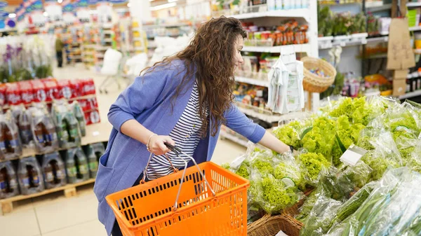 Женщина Делает Покупки Супермаркете Молодая Женщина Берет Трубку Выбирает Зеленый — стоковое фото