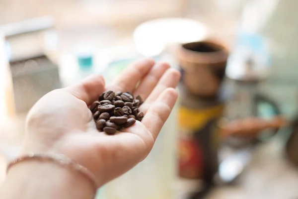 Foto Recortada Las Manos Una Mujer Sosteniendo Granos Café Aromáticos —  Fotos de Stock