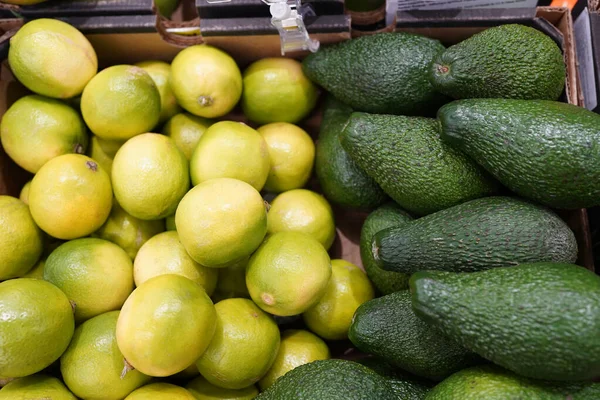 Limieten Avocado Een Boerenmarkt — Stockfoto