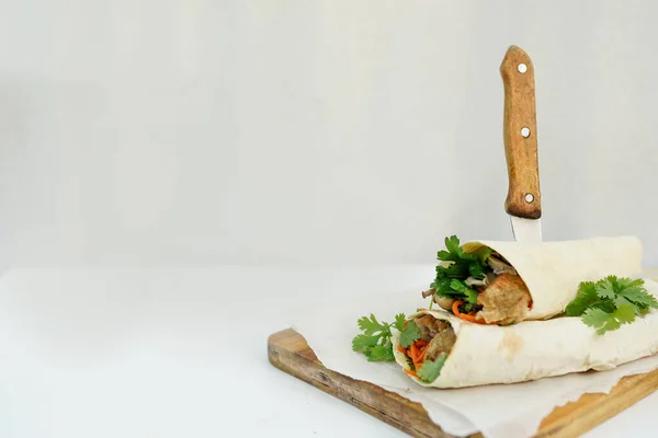 Delizioso Shawarma Sandwich Kebab Sfondo Bianco Con Spazio Testo Fast — Foto Stock