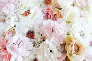 Çiçek deseni. Pembe ve beyaz güllerin renkli arka planı