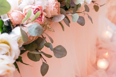 Masanın süslü süslemeleri çiçeklerle ve mumlarla fotokopi alanı ile.