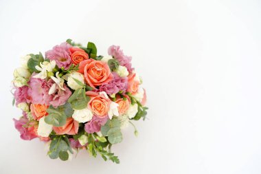 Altın alyanslar düğün çiçekleri üzerine beyaz arka planda fotokopi alanı ile