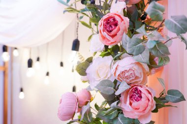 Gül çiçeği ve ışıklandırma ile dekore edilmiş duvar, bir kopya alanı ile.