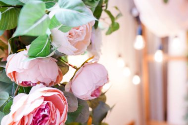 Düğün çiçeği buketi ve arka planda fotokopi alanı olan ışıklar.