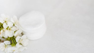 Fotokopi alanı beyaz arkaplanda pamuk ve çiçek. cilt bakımı kavramı .