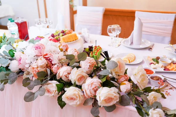 結婚式の装飾式 テーブルの上のピンクのバラ — ストック写真