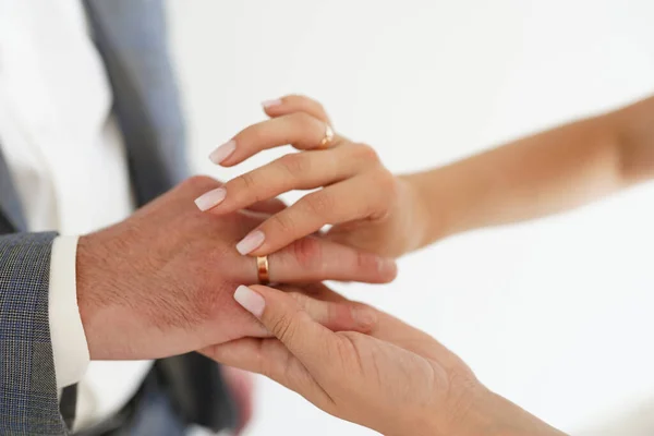 Manos Novia Novio Con Anillos Sobre Fondo Blanco Concepto Amor — Foto de Stock