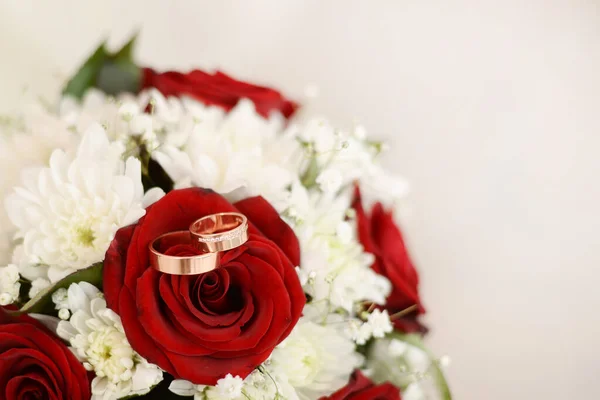 Anillos Boda Ramo Flores Rojas Blancas Fondo Luz Con Espacio — Foto de Stock