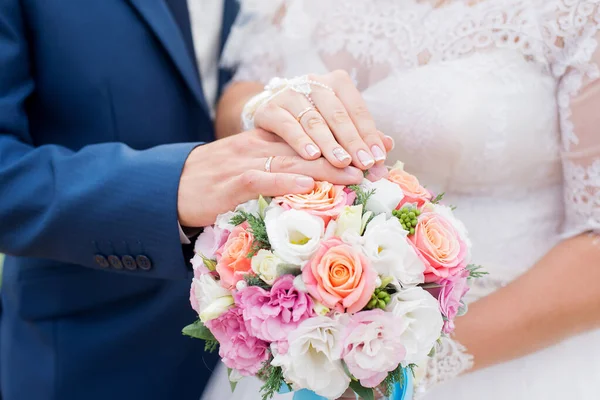 Manos Novio Novia Con Anillos Boda Ramo Flores Concepto Amor — Foto de Stock