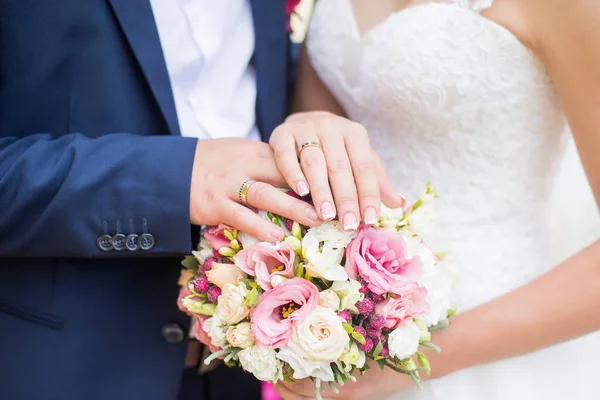 Manos Novia Novio Con Anillos Ramo Bodas Concepto Matrimonio Amor — Foto de Stock