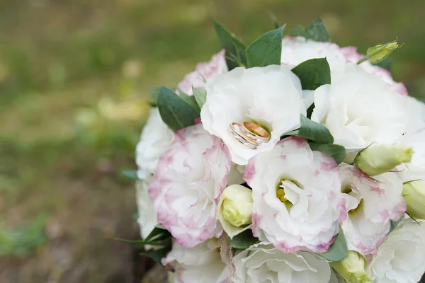 Bagues Mariage Sur Bouquet Roses Blanches — Photo