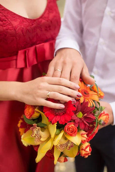 Pareja Bodas Manos Anillos Ramo Novia Declaración Amor Fondo Boda — Foto de Stock