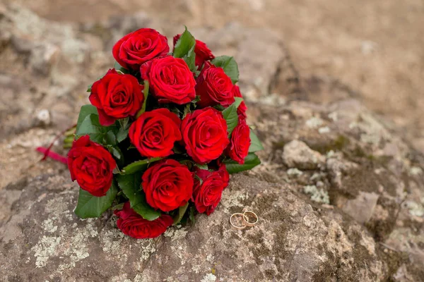 Häät Tausta Kimppu Renkaat Morsiamen Kimppu Punaisia Ruusuja Kivellä Rakkaudentunnustus — kuvapankkivalokuva