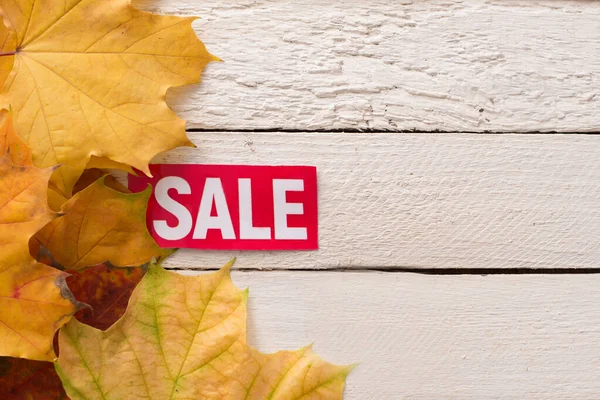 秋季或秋季销售标志与枫叶在白木上 复制空间 — 图库照片
