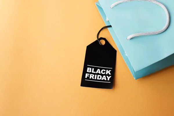 Bolsa Compras Azul Con Etiqueta Negra Sobre Fondo Amarillo Concepto — Foto de Stock