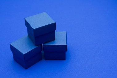 Klasik mavi arkaplanda mavi kutular, boşluğu kopyala