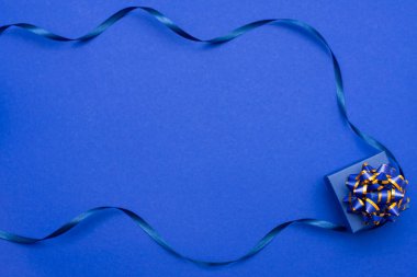 Mavi arka planda mavi fiyonklu mevcut kutu. Klasik mavi, fotokopi alanı olan tebrik kartı.