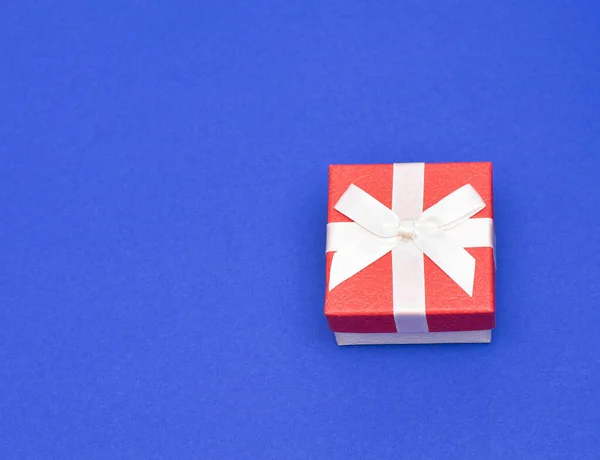 Vánoční Červená Dárková Krabice Bílou Stuhou Modrém Pozadí Kopírovacím Prostorem — Stock fotografie