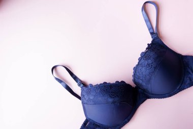 Zarif sutyen, pembe arka planda kadın iç çamaşırı. Uzayı kopyala Güzellik, moda blogcusu kavramı. Sevgililer Günü için romantik iç çamaşırları. Erotik kavram.