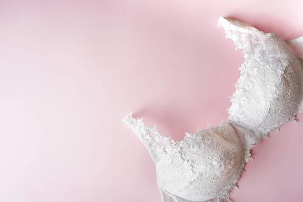 Sujetador Femenino Sexy Encaje Blanco Sobre Fondo Rosa Con Espacio — Foto de Stock