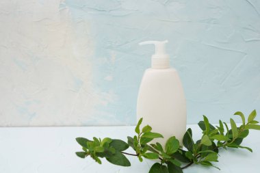 Şampuan, losyon, duş jeli ve yeşil yapraklarda kullanılan beyaz şişe markalaştırma modeli. Kozmetik SPA ambalajı, minimalist düz yatış tarzı