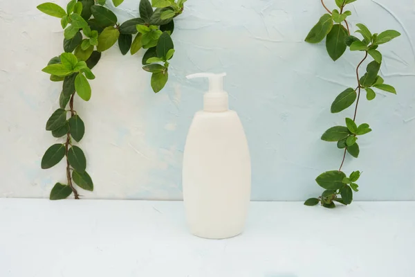 Καλλυντικό Δοχείο Μπουκαλιού Πράσινα Φύλλα Βοτάνων Λευκή Συσκευασία Ετικέτας Για — Φωτογραφία Αρχείου