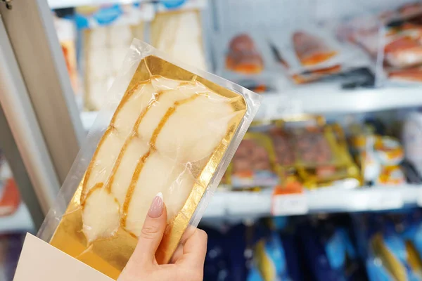 Упаковка лосося в руке покупателя в продуктовом магазине — стоковое фото