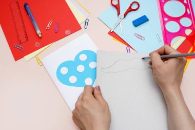 Babalar günü için bıyıklı tebrik kartı kalbi yapıyorum. Sanat projesi. Diy konsepti. Adım adım fotoğraf talimatı. 4. Adım