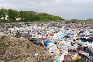 Çöplü arazi, ekolojik hasarlı arazi çöplüğü, çöplükteki plastik döküntüler, çevre sorunları, çöplükteki atıklar veya çöpler.