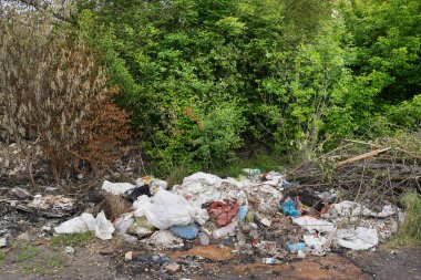 Çevreye saçılmış paslı ve oksitlenmiş eski nesnelerin arka planı ve yüksek derecede kirletici