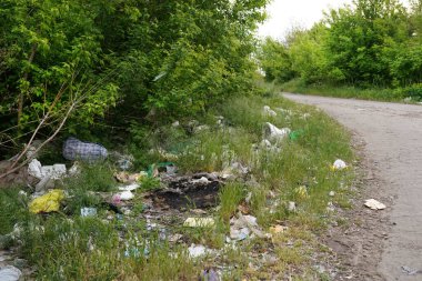 Yoldaki çöp yığınları. Yol ve patika çöp dolu / Kirli sokak / Dünya Çevre Günü