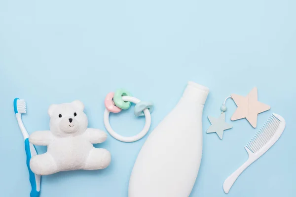 Garrafa Xampu Branco Brinquedos Pente Madeira Bebê Escova Dentes Fundo — Fotografia de Stock