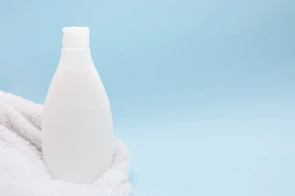 Bottiglia Doccia Sapone Asciugamano Bianco Sfondo Blu Corpo Relax Prodotti — Foto Stock