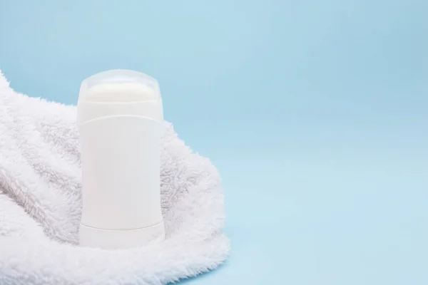 Deodorante Antitraspirante Con Asciugamano Bianco Piedi Sfondo Blu Concetto Cura — Foto Stock