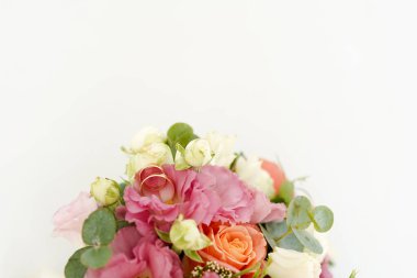 Beyaz arka planda izole edilmiş alyansları olan güzel bir buket çiçek.