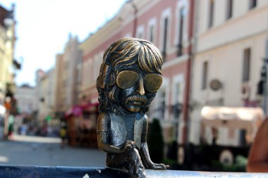 Gözlüklü ve kulaklıklı küçük bir heykelcik..