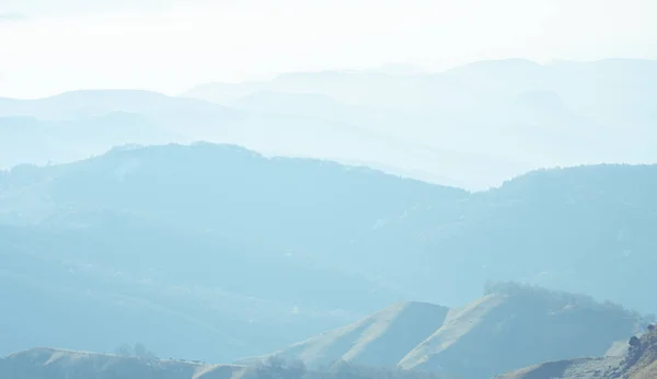 Dağların güzel manzarası Elbrus 'un yukarısından görünüyor..