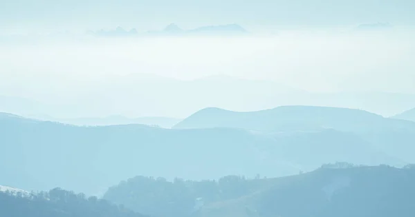 Dağların güzel manzarası Elbrus 'un yukarısından görünüyor..