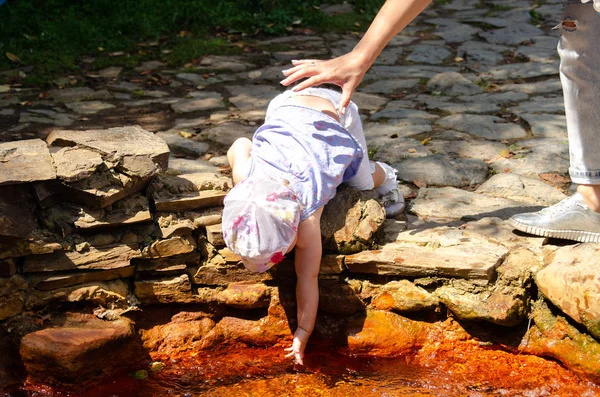 Çocuk ayak taş bir su birikintisi içinde dinlendirici.