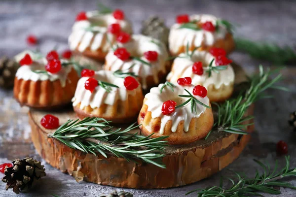 Weihnachtsmuffins Mit Rosmarin Weißem Zuckerguss Und Roten Beeren Elegante Weihnachtskuchen — Stockfoto