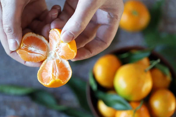 Foco Seletivo Tangerinas Suculentas Maduras Uma Tigela Folhas Tangerina Mandarinas — Fotografia de Stock