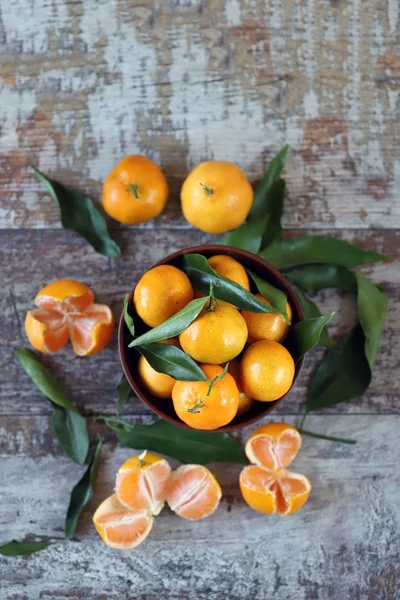 Foco Seletivo Tangerinas Suculentas Maduras Uma Tigela Folhas Tangerina Mandarinas — Fotografia de Stock