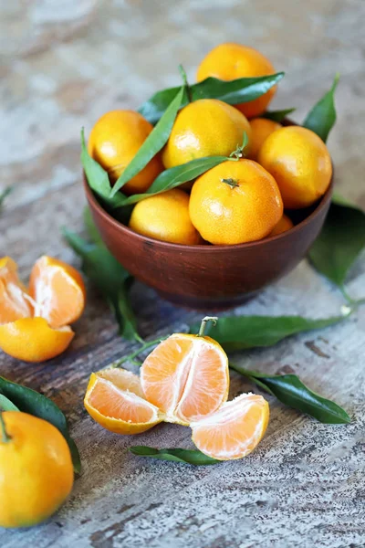 Foco Seletivo Tangerinas Suculentas Maduras Uma Tigela Folhas Tangerina Mandarinas — Fotografia de Stock