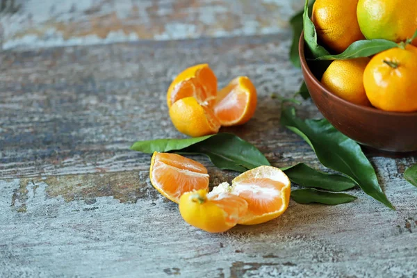 Foco Seletivo Tangerinas Suculentas Maduras Uma Tigela Folhas Tangerina Mandarinas — Fotografia de Stock