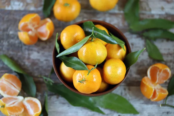 Foco Seletivo Tangerinas Suculentas Maduras Uma Tigela Folhas Tangerina Mandarinas — Fotografia de Stock